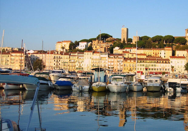 Vieux_Port_de_Cannes_Kastell-Museum_musée_de_la_Castre_Viereckturm_Cannes_-_panoramio-620-430